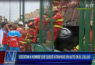 Rescataron a hombre que quedó atrapado dentro de su auto en el Callao 
