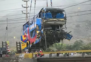 Retiran bus afectado por colapso de puente en Chancay