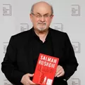 Salman Rushdie en el quirófano tras ser apuñalado