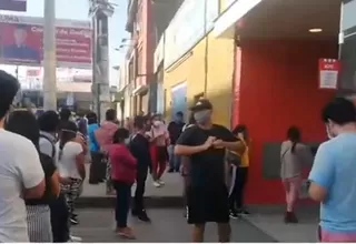 San Juan de Lurigancho: Colas y aglomeración de personas en local de comida rápida