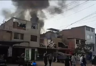 San Juan de Miraflores: Incendio en depósito clandestino de reciclaje deja un fallecido