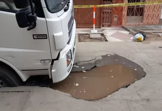 SMP: Sedapal enviará grúa para sacar camión de basura que se hundió en la vía