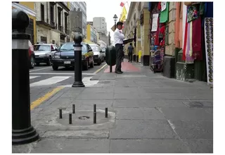 Seis fierros en la vereda ponen en peligro a los peatones en jirón Lampa