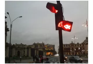 Semáforo peatonal malogrado al frente de la Municipalidad de Lima