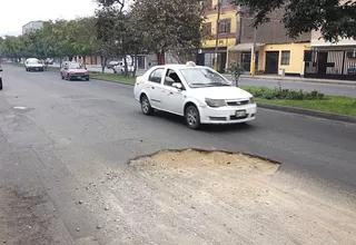 SJL: enorme hueco perjudica a conductores en la Av. La Flores