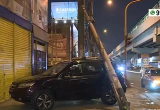 SJL: Poste cayó sobre vehículo donde se encontraba una familia que se salvó de morir