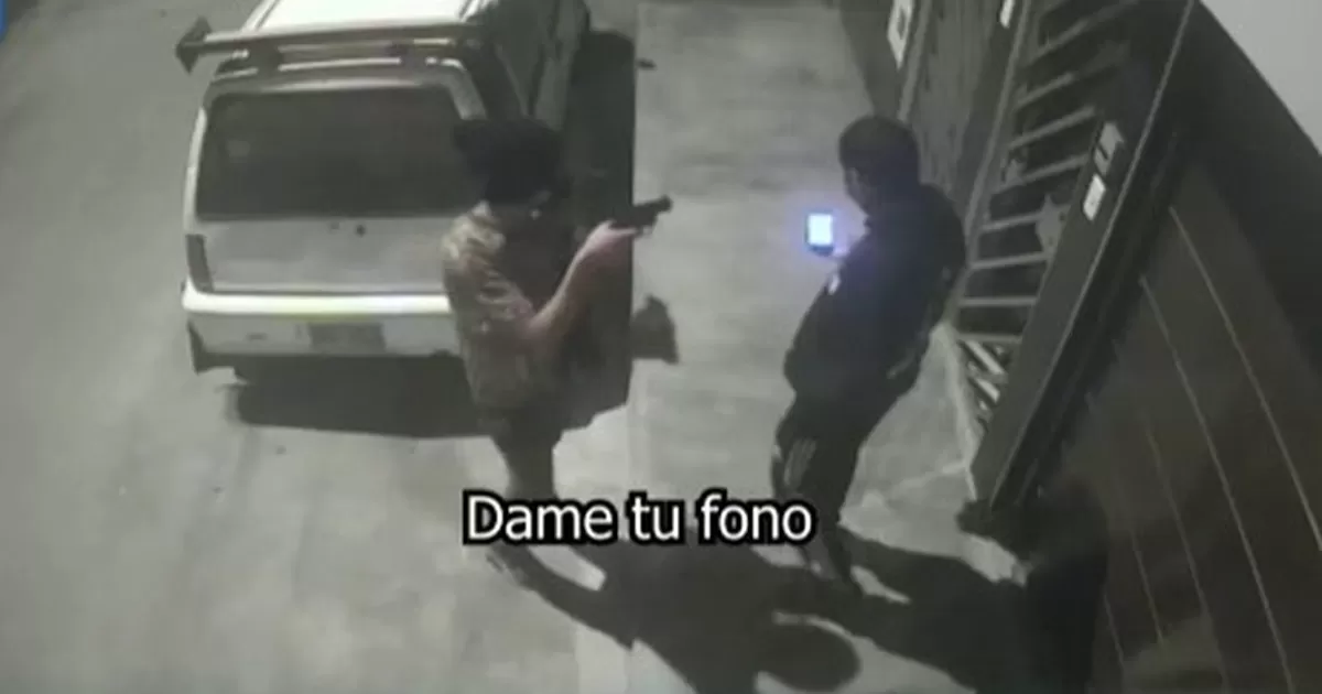 SJL: roban celular a un joven en la puerta de su casa