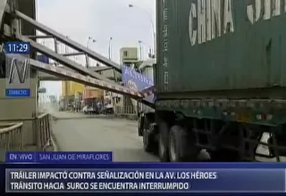 SJM: tráiler impactó contra pórtico de señalización de tránsito