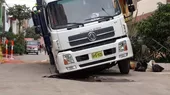 Camión recolector de basura se hunde en pista y rompe tubería en SMP - Noticias de aguas-calientes