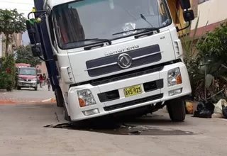 Camión recolector de basura se hunde en pista y rompe tubería en SMP