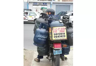 Sujeto llevó ocho balones de gas en una moto