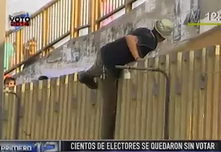 Sujeto trepó un muro para ingresar a su local de votación después del plazo