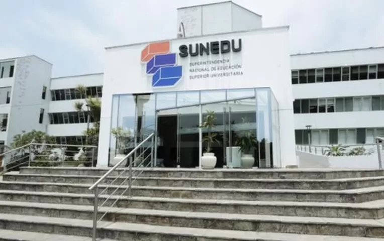 Grados y títulos expedidos por universidades sin licencia son válidos, según Sunedu | Canal N