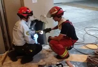 Surco: así fue rescatado el hombre que quedó atrapado bajo un ascensor