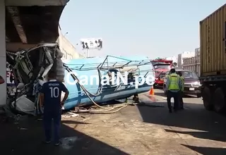 Surco: camión cisterna se volcó con en la Panamericana Sur