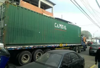 Surco: camión estacionado ocupa media pista en el Jr. Camino Real