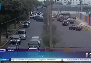 Surco: Camioneta impacta contra poste de alumbrado público y cae sobre otro vehículo en el cruce de El Derby y La Encalada
