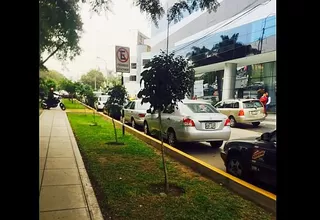 Surco: conductores se estacionan en lugar prohibido en Av. Del Pinar