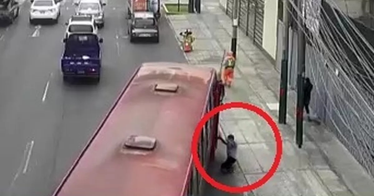 Surco: Hombre cayó de bus en movimiento