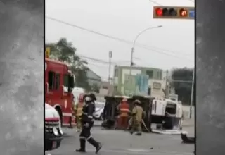 Ambulancia que iba a atender emergencia impactó con vehículo en Surquillo