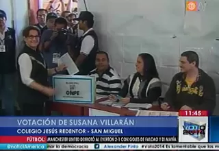 Susana Villarán votó en San Miguel rodeada de seguidores y periodistas