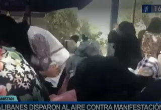 Miembros del Talibán disparan al aire para dispersar manifestación