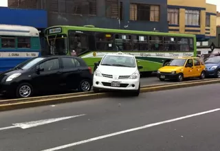 Taxi invade el carril contrario para evitar la congestión vehicular
