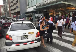 Taxista deja y recoge pasajeros en medio de la vía en el Óvalo de Miraflores