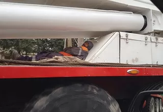 Trabajador descansa peligrosamente en la tolva de un camión en movimiento