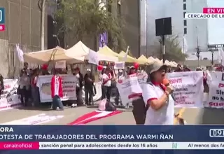 Trabajadores del programa Warmi Ñan protestan frente a la sede del Ministerio de la Mujer