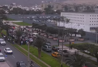 Manifestantes frente a la embajada de Estados Unidos por incumplimiento de TC