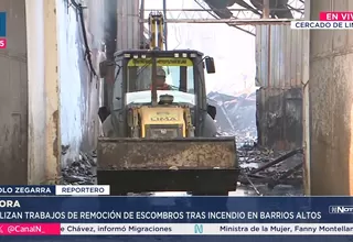 Trabajos de remoción de escombros tras incendio en Cercado