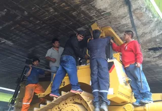 Tráiler se atascó debajo del Puente Atocongo