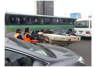 Triciclo cama circula por la avenida 28 de julio