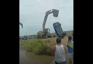 Tumbes: tres personas salvan de morir tras despiste de vehículo a canal de riego