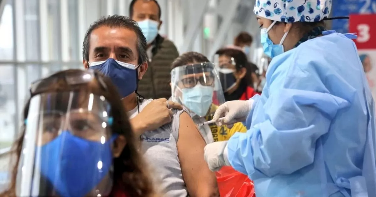 Ministro de Salud: Estamos seguros que rápidamente se cumplirá con vacunar a todos los de 40 años a más Ministro de Salud: Estamos seguros que rápidamente se cumplirá con vacunar a todos los de 40 años a más