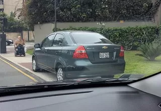 Anciano en silla de ruedas no puede transitar porque auto se estacionó en la vereda