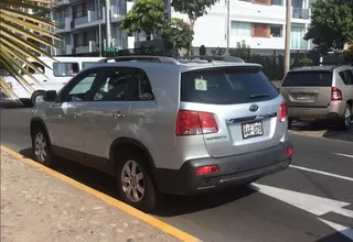 Camionetas se estacionan en zonas rígidas cerca del Colegio San Silvestre