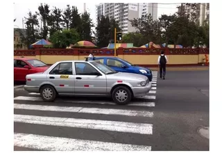 Vehículos obstruyen crucero peatonal en av. Salaverry