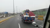 Vía Circunvalación: dos personas viajan peligrosamente sobre verduras en camión - Noticias de camion-frigorifico
