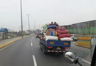 Vía Circunvalación: dos personas viajan peligrosamente sobre verduras en camión