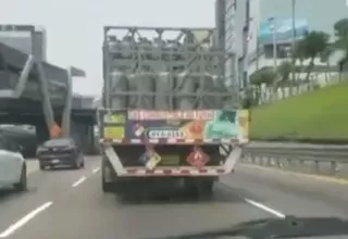 Camión con balones de gas circula a excesiva velocidad por la Vía Expresa