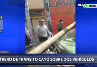 La Victoria: Letrero de tránsito cayó sobre dos vehículos