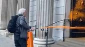 [VIDEO] Activistas ecologistas pintan de naranja edificios emblemáticos de Londres - Noticias de edificio