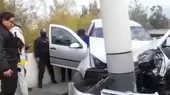 [VIDEO] Arequipa: Conductor de auto perdió el control y terminó empotrándose contra poste - Noticias de auto