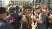 [VIDEO] Manifestantes intentaron retener a equipo de Televisa - Noticias de canal-n