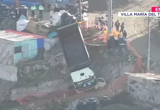 Villa María del Triunfo: Camión volquete a punto de caer y pone en peligro a vecinos