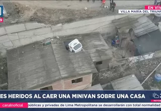 VMT: Tres heridos tras caída de miniván sobre una casa