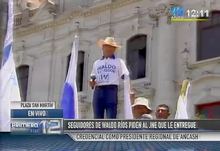 Waldo Ríos encabeza marcha para que JNE entregue credenciales de presidente regional