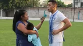 Argentina: periodista cubrió partido de fútbol con su bebé en brazos - Noticias de futbol-argentino